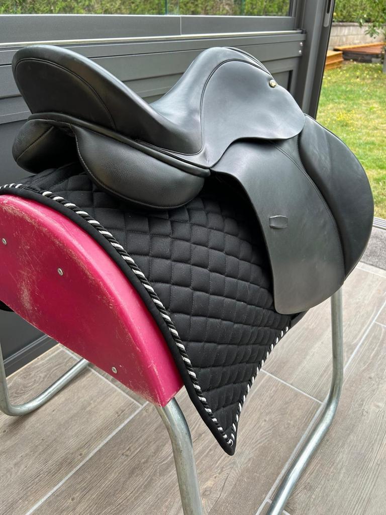 Ideal Equestrian VS 17,5" Schwarzer Vielseitigkeitssattel - Pferdesattel Shop