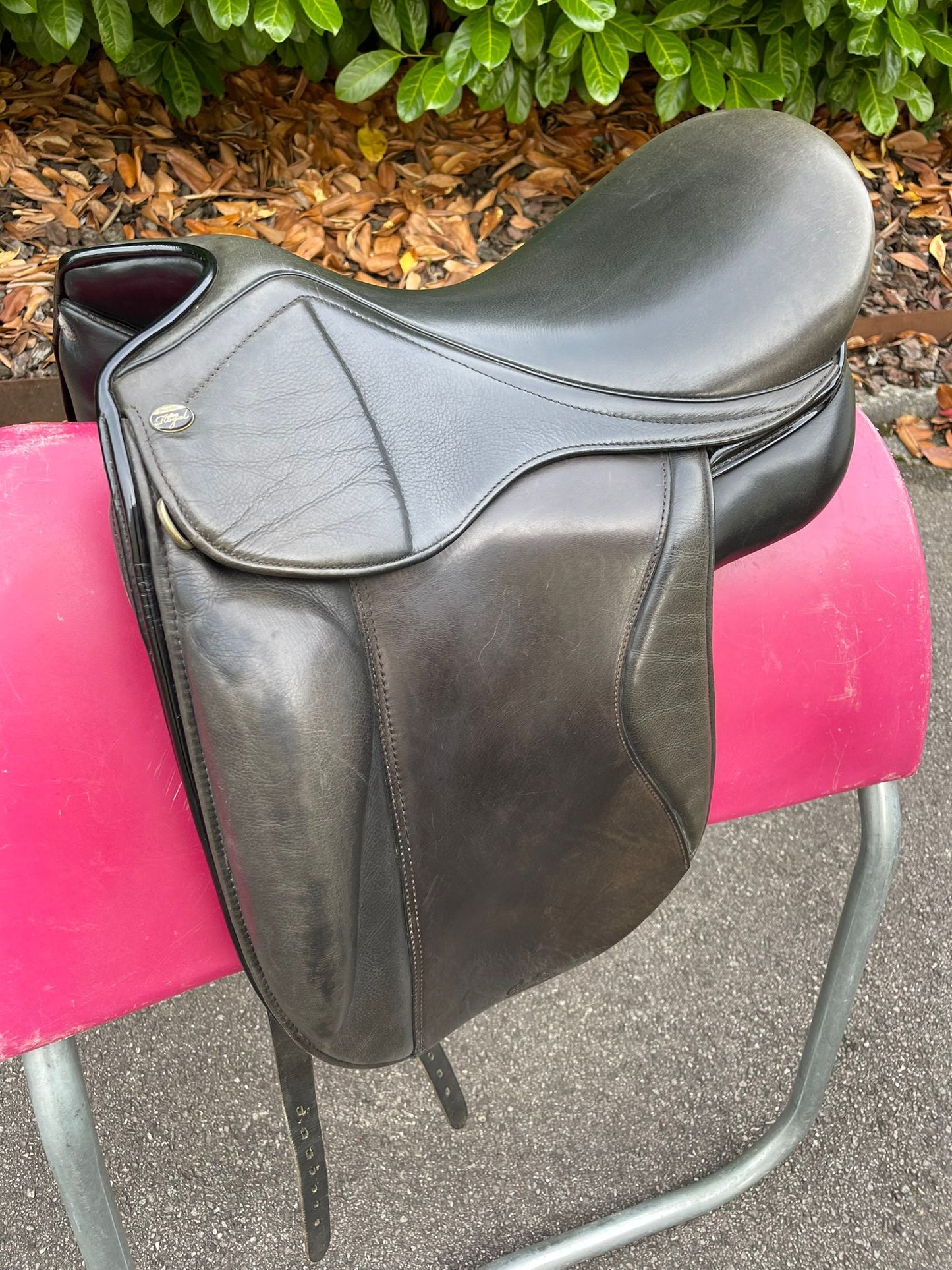 Hilbar Royal Cubic 17" black dressage saddle