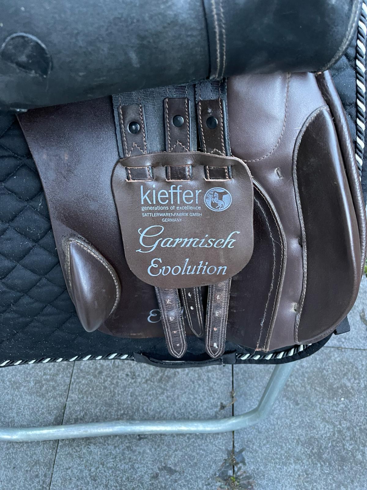 Kieffer Garmisch Evolution Exclusive S1 17" schwarz/braun Vielseitigkeitssattel - Pferdesattel Shop